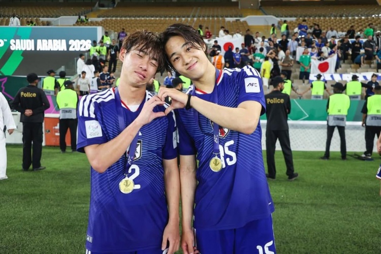 才16岁零73天！道曼赛后收获英超官方颁发的全场最佳奖杯